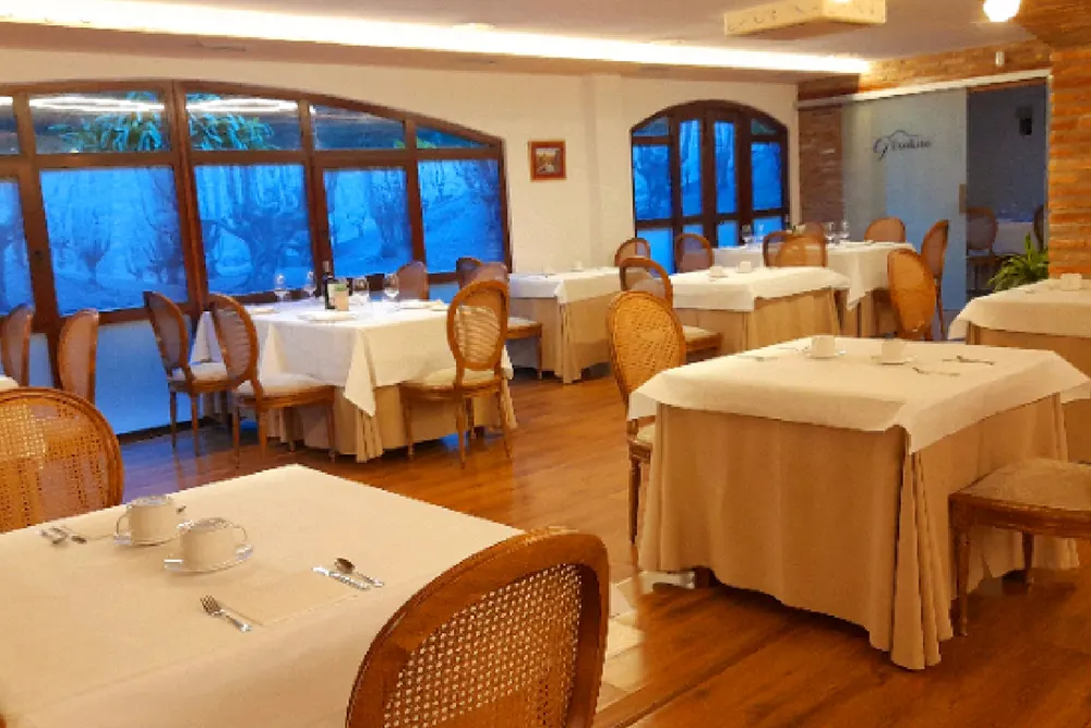 Hotel el Tejo de Comillas mesas restaurante